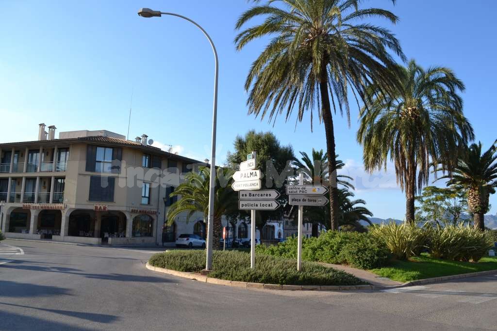 Plaça in der Altstadt von Alcúdia – lebendiges Stadtleben