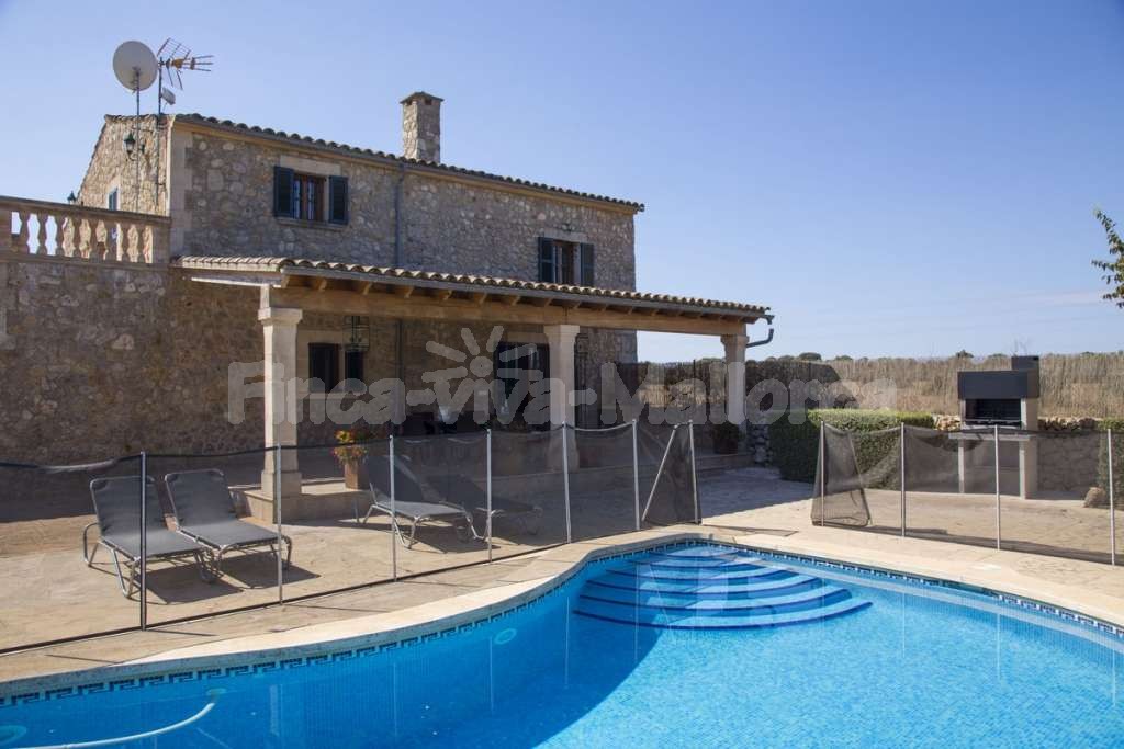 Finca Perrotti Manacor, umzäunter Pool, Treppeneinstieg, überdachte Terrasse, Sonnenliege