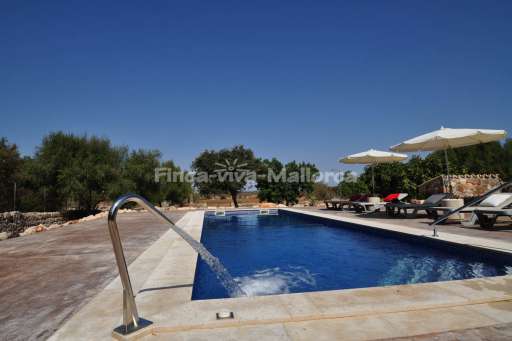 Finca Goret Santanyi, Pool, Massagestrahl, Terrasse, Sonnenliege, Sonnenschirm