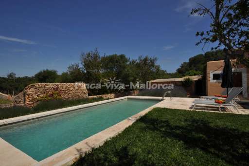 Finca Lorita Santanyi, Pool, Sonnenliege, Sonnenschirm, Garten