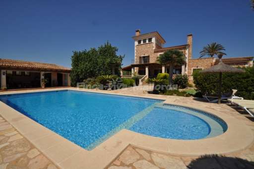 Finca Can Torre, Pool, Haus, Sonnenliege, Sonnenschirm