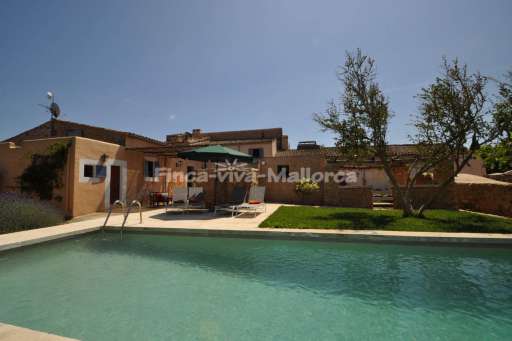 Finca Lorita Santanyi, Pool, Haus, Sonnenschirm, Sonnenliege, Garten