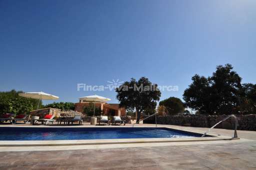 Finca Goret Santanyi, Pool, Massagestrahl, Terrasse, Sonnenliege, Sonnenschirm