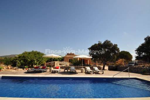 Finca Goret Santanyi, Pool, Terrasse, Sonnenliege, Sonnenschirm