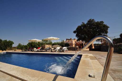 Finca Goret Santanyi, Pool, Massagestrahl, Terrasse, Sonnenliege, Sonnenschirm