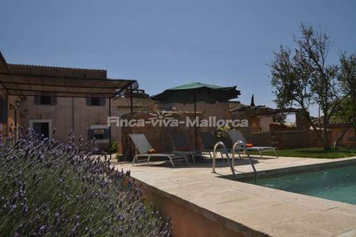 Finca Lorita Santanyi, Pool, Haus, Sonnenschirm, Sonnenliege, Garten