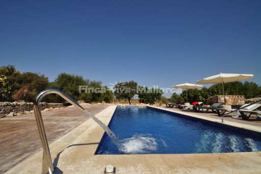 Finca Goret Santanyi, Pool, Massagestrahl, Terrasse, Sonnenliege, Sonnenschirm