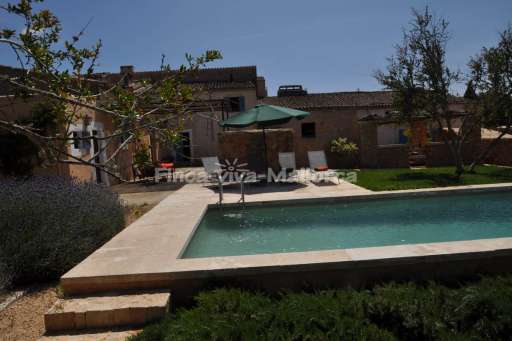 Finca Lorita Santanyi, Pool, Sonnenschirm, Sonnenliege, Haus, Garten