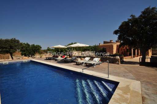 Finca Goret Santanyi, Pool, Terrasse, Sonnenliege, Sonnenschirm