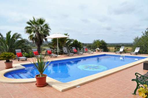 Finca Magda Cas Concos, Pool, Sonnenliege, Sonnenschirm