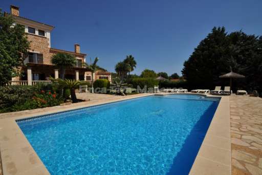 Finca Can Torre, Pool, Haus, Sonnenliege, Sonnenschirm