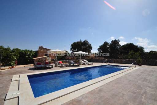 Finca Goret Santanyi, Pool, Massagestrahl, Terrasse, Sonnenliege, Sonnenschirm