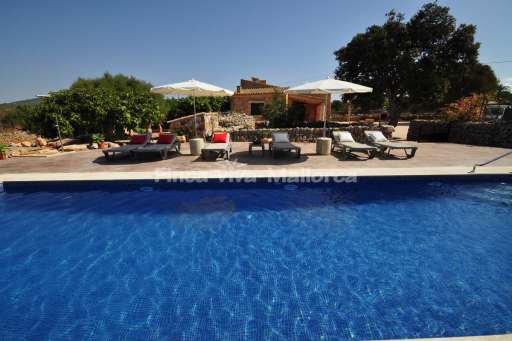Finca Goret Santanyi, Pool, Terrasse, Sonnenliege, Sonnenschirm