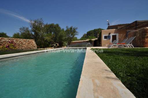 Finca Lorita Santanyi, Pool, Haus, Sonnenliege, Sonnenschirm