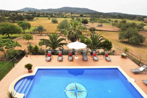 Finca Magda Cas Concos, Pool, Sonnenschirm, Sonnenliege,