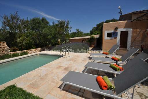 Finca Lorita Santanyi, Pool, Haus, Sonnenliege, Sonnenschirm