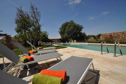 Finca Lorita Santanyi, Pool, Sonnenliege, Sonnenschirm, Garten