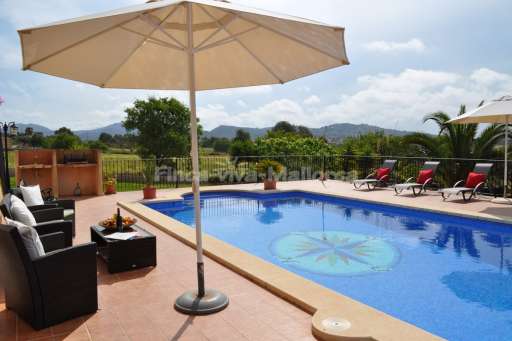 Finca Magda Cas Concos, Lounge, Pool, Sonnenschirm, Sonnenliege