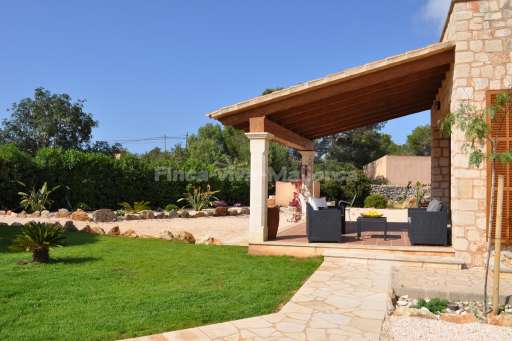 Finca Cati Cala Figuera, überdachte Terrasse, Lounge, Garten