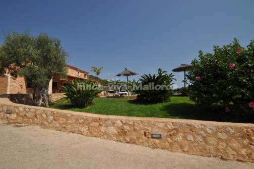 Finca David, Garten, Sonnenschirm