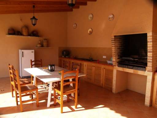 Casa Vincens, überdachte Terrasse, Essbereich, gemauerter Grill