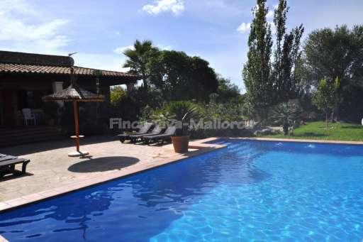 Finca Bardet Campos, Pool, Haus, Terrasse, Sonnenschirm, Sonnenliege