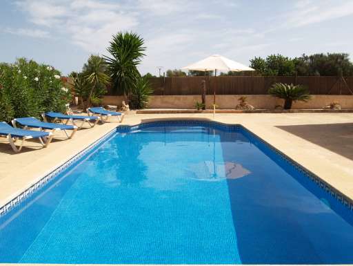 Finca Matti, Pool, Sonnenliege, Sonnenschirm