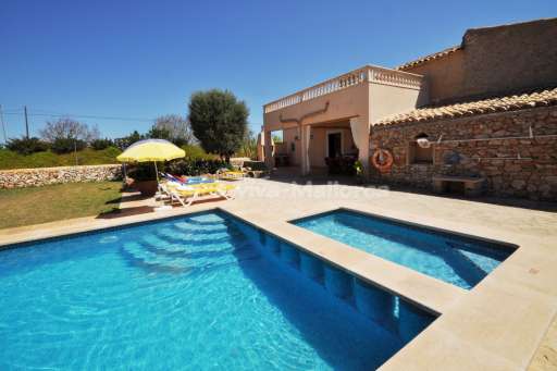 Casa Ferrer, Pool, Kinderpool, Haus, Sonnenschirm