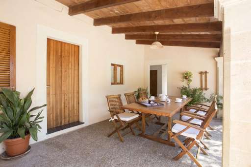 Finca Creus Pollenca, überdachte Terrasse, Essbereich, Sitzmöglichkeit