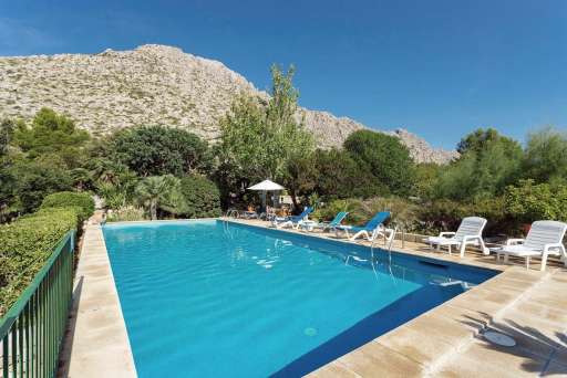Finca Piedra Port de Pollenca, Pool, Sonnenliege, Sonnenschirm