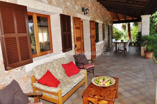 Finca Bardet Campos, überdachte Terrasse, Sitzmöglichkeit, Essbereich