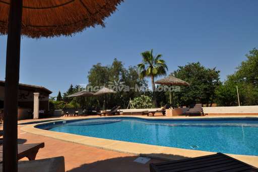 Finca Cas Concos, Pool, Sonnenliege, Sonnenschirm