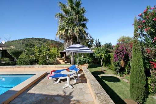Finca Fullos Pollenca, Pool, Sonnenliege, Sonnenschirm, Garten