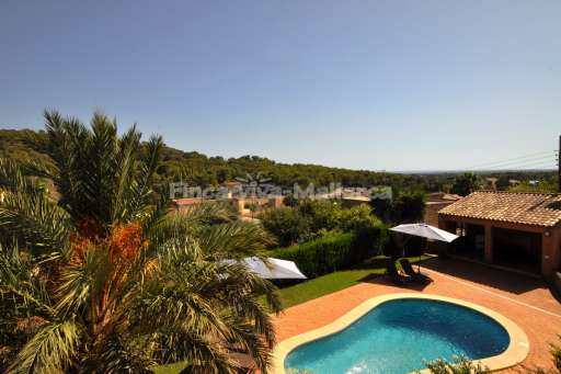 Finca Joan, Pool, Garten, Sonnenliege, Sonnenschirm, Ausblick