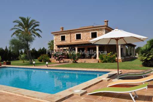 Villa Serena, Pool, Haus, Sonnenliege, Sonnenschirm