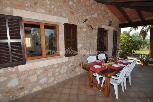 Finca Bardet Campos, überdachte Terrasse, Sitzmöglichkeit, Essbereich