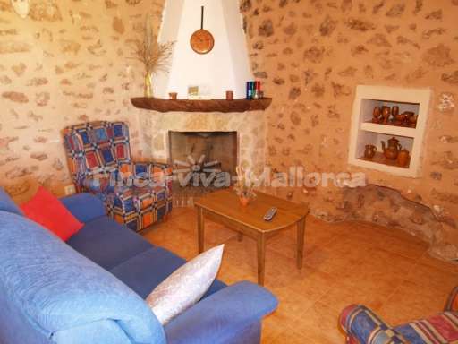 Finca Can Fora, Wohnzimmer, Sofa, Kamin