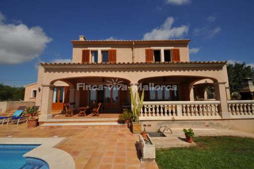 Finca Antonia, Haus, überdachte Terrasse, Sonnenliege