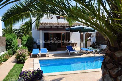 Casa Cala d'Or, Pool, Haus,  Sonnenliege, Sonnenschirm