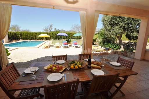 Casa Ferrer, überdachte Terrasse, Pool, Essbereich