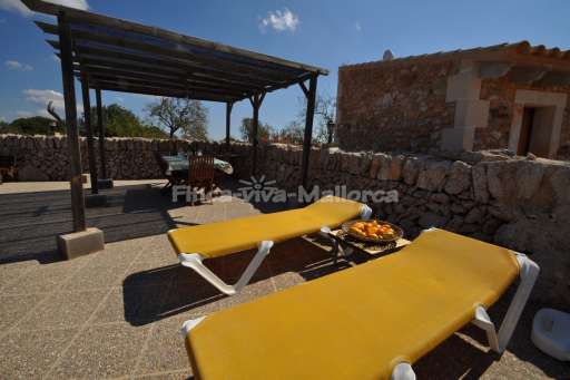 Casa Talaia Cala Santanyi, überdachte Terrasse, Sonnenliege