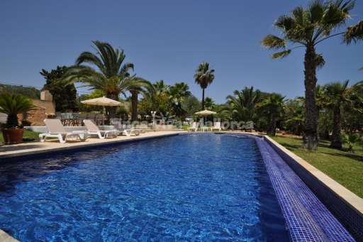 Finca Can Pelat, Pool, Sonnenliege, Sonnenschirm