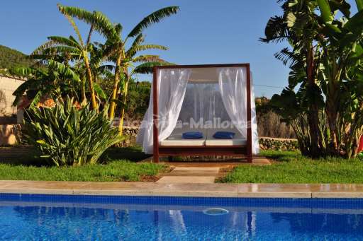 Finca David, Pool, Sonnenliege, Himmelbett