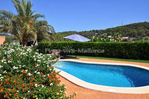 Finca Joan, Pool, Terrasse, Sonnenliege, Sonnenschirm