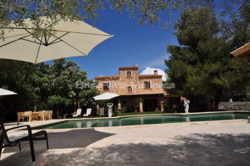 Villa Frutas, Pool, Haus, Sonnenliege, Sonnenschirm