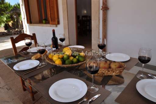 Casa Can Jordi, überdachte Terrasse, Essbereich