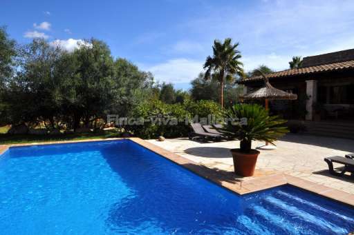 Finca Bardet Campos, Pool, Sonnenliege, Sonnenschirm