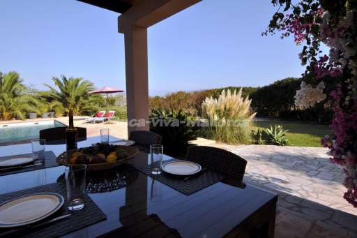 Finca Betanca, überdachte Terrasse, Essbereich, Garten