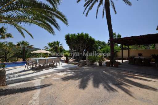 Finca Can Pelat, überdachte Terrasse, Sitzmöglichkeit, Sonnenschirm