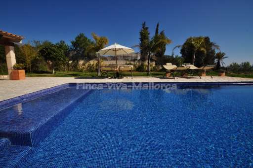 Finca Climent, Pool, Sonnenliege, Sonnenschirm, Terrasse